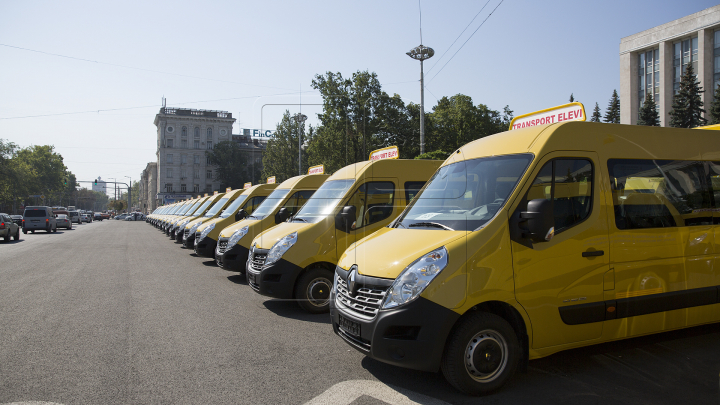 96 de microbuze școlare donate de România pentru satele din Moldova. Imagini din dronă cu PMAN plină de mașini 