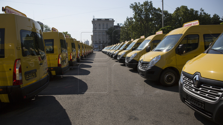 96 de microbuze școlare donate de România pentru satele din Moldova. Imagini din dronă cu PMAN plină de mașini
