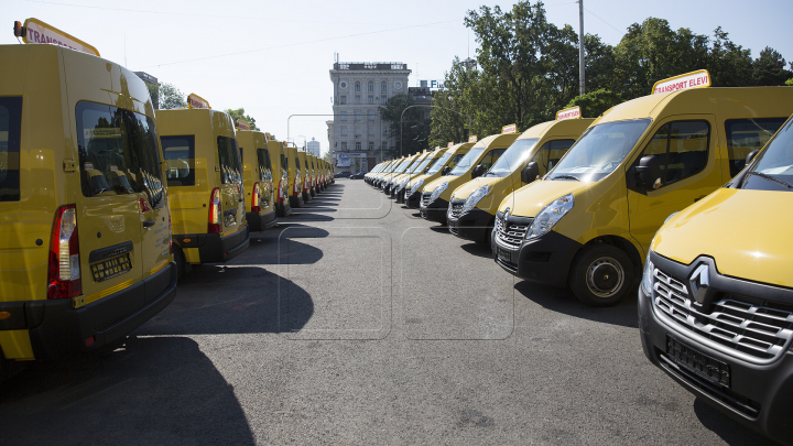 96 de microbuze școlare donate de România pentru satele din Moldova. Imagini din dronă cu PMAN plină de mașini 