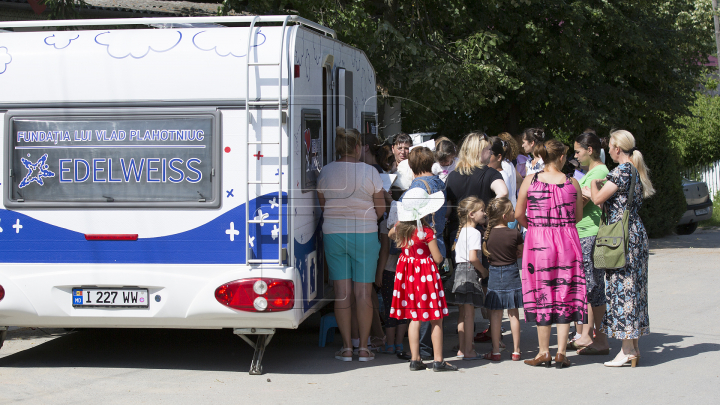 Cabinetul pediatric mobil "Renaşte Moldova" a ajuns la Căpriana. Zeci de copii, examinaţi de medici (FOTO)