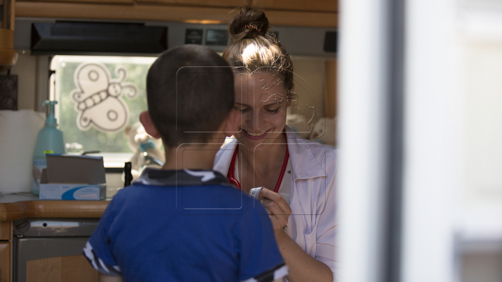 Cabinetul pediatric mobil "Renaşte Moldova" a ajuns la Căpriana. Zeci de copii, examinaţi de medici (FOTO)