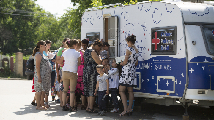 Cabinetul pediatric mobil "Renaşte Moldova" a ajuns la Căpriana. Zeci de copii, examinaţi de medici (FOTO)