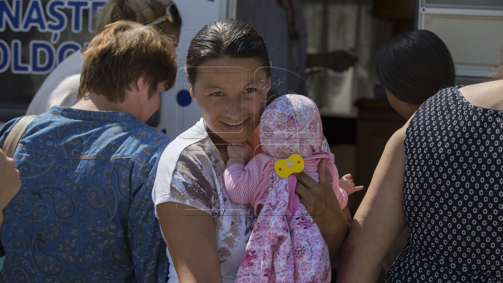 Cabinetul pediatric mobil "Renaşte Moldova" a ajuns la Căpriana. Zeci de copii, examinaţi de medici (FOTO)