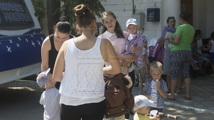 Cabinetul pediatric mobil "Renaşte Moldova" a ajuns la Căpriana. Zeci de copii, examinaţi de medici (FOTO)