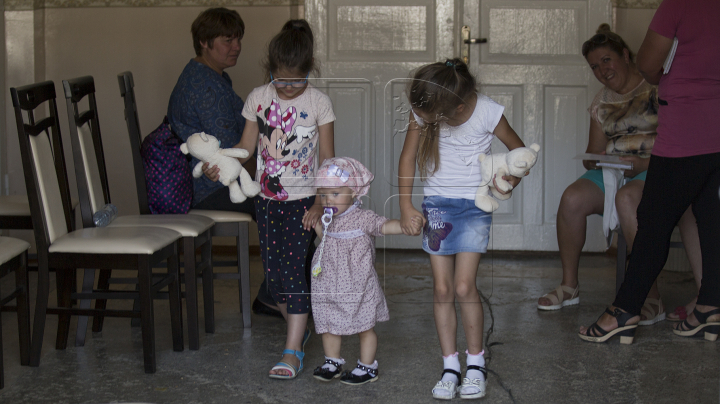 Cabinetul pediatric mobil "Renaşte Moldova" a ajuns la Căpriana. Zeci de copii, examinaţi de medici (FOTO)