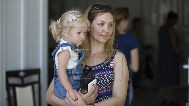 Cabinetul pediatric mobil "Renaşte Moldova" a ajuns la Căpriana. Zeci de copii, examinaţi de medici (FOTO)