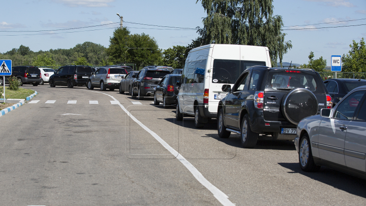 Transportatori ilegali, prinşi la vamă. Unii șoferi nu indică în documente destinația reală a călătorilor (FOTO)