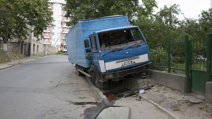 Un pieton a fost lovit de un camion pe strada Cornului din Capitală (FOTO)