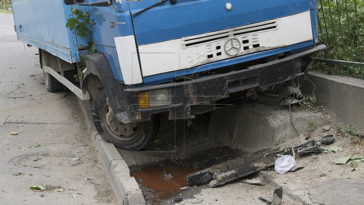 Un pieton a fost lovit de un camion pe strada Cornului din Capitală (FOTO)