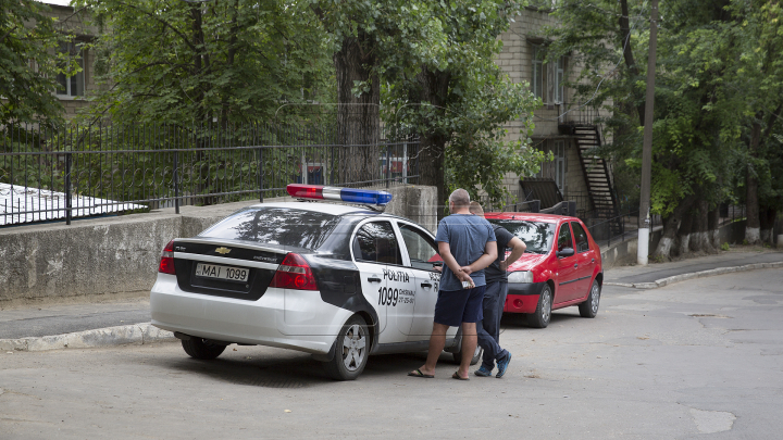 Viaţa unui bărbat din Capitală atârnă de un fir de aţă, după ce a fost lovit de un camion (FOTO)