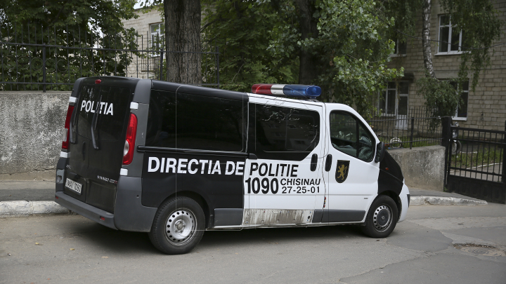 Un pieton a fost lovit de un camion pe strada Cornului din Capitală (FOTO)