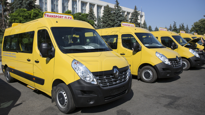 96 de microbuze școlare donate de România pentru satele din Moldova. Imagini din dronă cu PMAN plină de mașini 