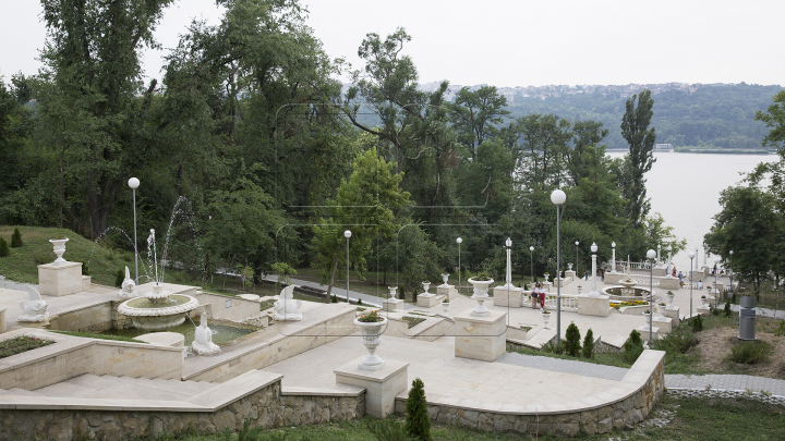 Fac baie în fântâna lui Chirtoacă. Doi băieţi, surprinşi scăldându-se în apa din Scara Cascadelor (FOTO)