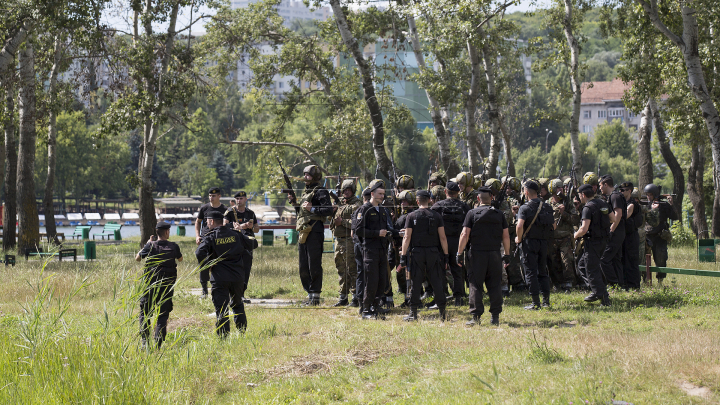 Demni de a purta bereta neagră. 42 de polițiști au susținut proba de licență (VIDEO/FOTOREPORT)