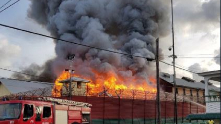 Incendiu devastator la o închisoare din Guyana. Un gardian şi-a pierdut viaţa (VIDEO CU DRONA)