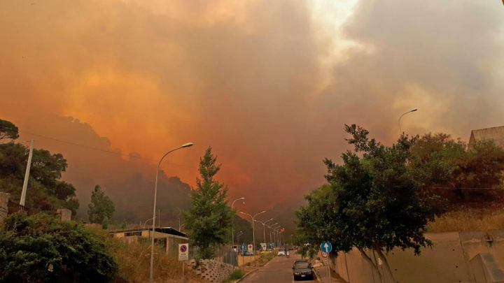 Incendiile au pus stăpânire pe Sicilia. Pompierii s-au confruntat cu peste  500 de focare (FOTO)