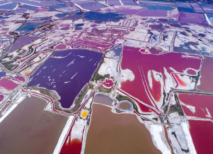 IMAGINI SPECTACULOASE! Lacul din China care își schimbă culorile (FOTO)