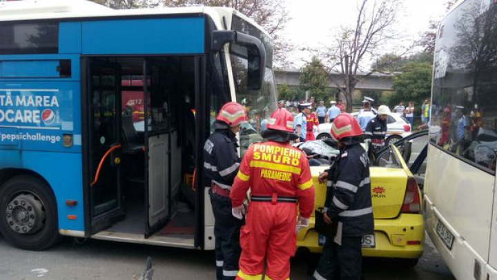 ACCIDENT grav la București. Două persoane au murit, după ce un taxi a intrat pe contrasens (VIDEO)