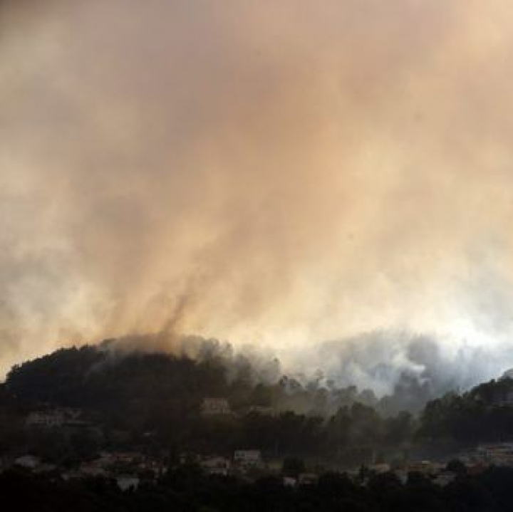 FRANȚA CUPRINSĂ DE FLĂCĂRI. 10.000 de persoane au fost evacuate (FOTO)