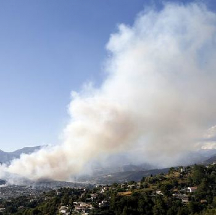 FRANȚA CUPRINSĂ DE FLĂCĂRI. 10.000 de persoane au fost evacuate (FOTO)