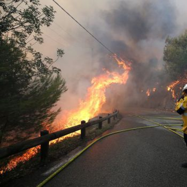 FRANȚA CUPRINSĂ DE FLĂCĂRI. 10.000 de persoane au fost evacuate (FOTO)