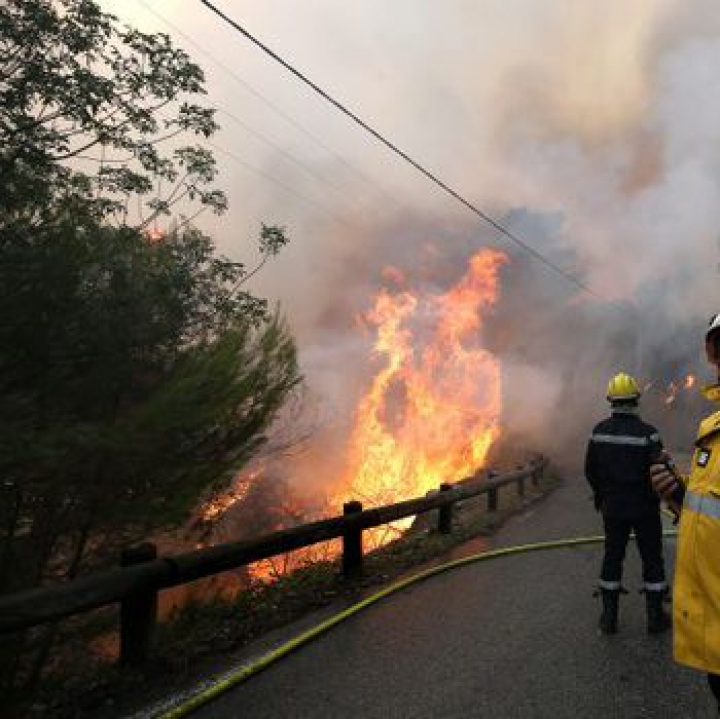 FRANȚA CUPRINSĂ DE FLĂCĂRI. 10.000 de persoane au fost evacuate (FOTO)