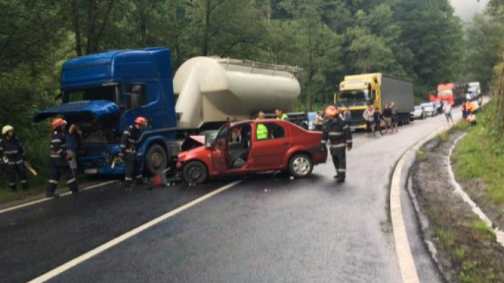 Accident grav la Bacău. Trei persoane au suferit leziuni grave