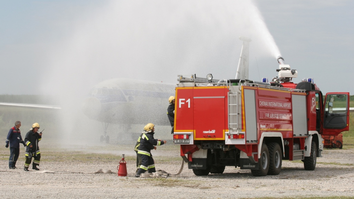 Incendiu pe Aeroportul Chișinău. Cum au simulat pompierii focul la un avion (VIDEO)