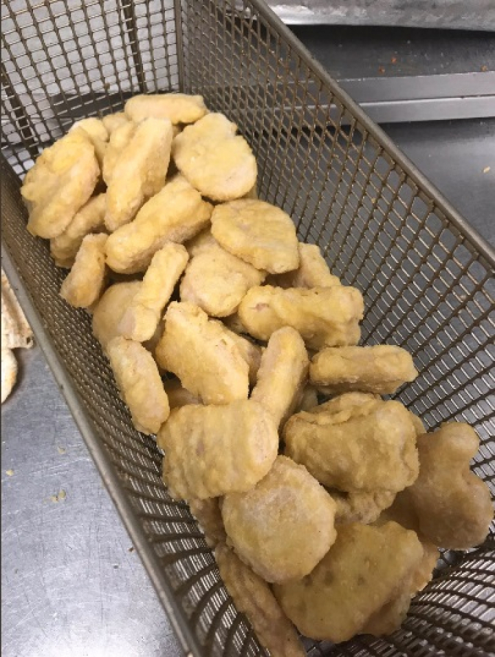 Un angajat McDonald's concediat după ce a postat poze cu resturi scârboase din rețeaua de fast food-uri