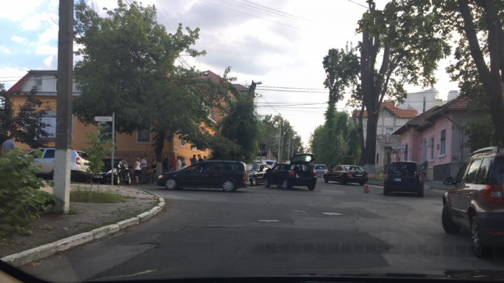 Accident rutier în Capitală. Două maşini s-au ciocnit într-o intersecţie din Centru (FOTO)