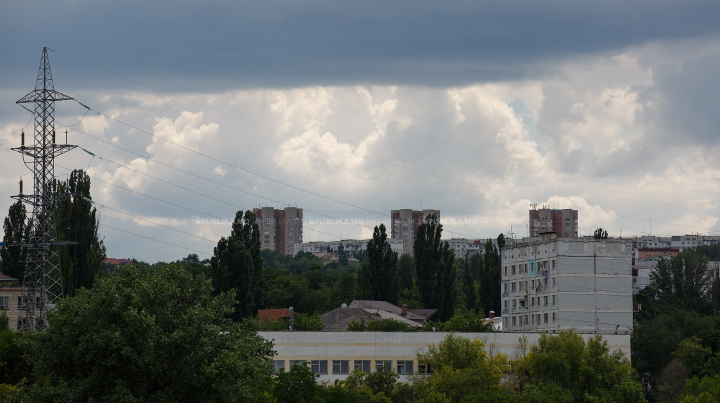 Cer noros, pe arii extinse averse cu descărcări electrice, local cu grindină