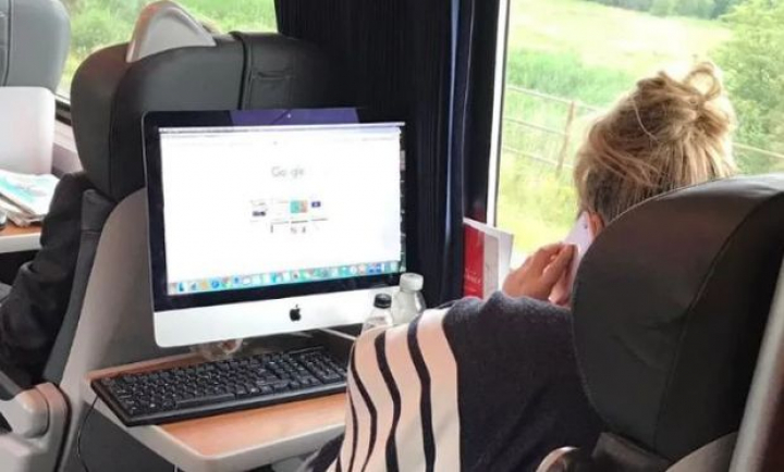 O tânără și-a instalat calculatorul în tren. Cum au reacționat călătorii (FOTO)