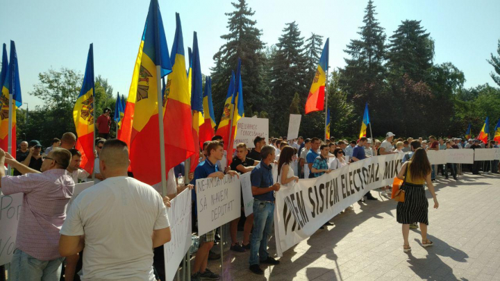 Miting de amploare pentru susținerea schimbării sistemului electoral la Chişinău. Organizatori: 15.000 de persoane,  prezente