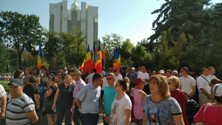 Miting de amploare pentru susținerea schimbării sistemului electoral la Chişinău. Organizatori: 15.000 de persoane,  prezente