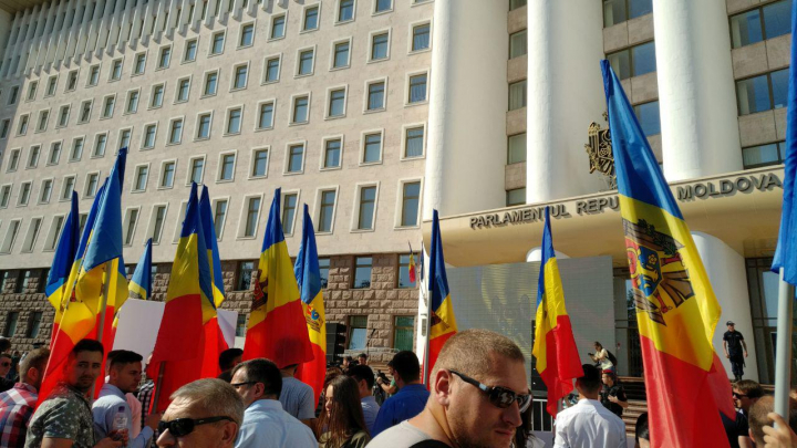 Miting de amploare pentru susținerea schimbării sistemului electoral la Chişinău. Organizatori: 15.000 de persoane,  prezente