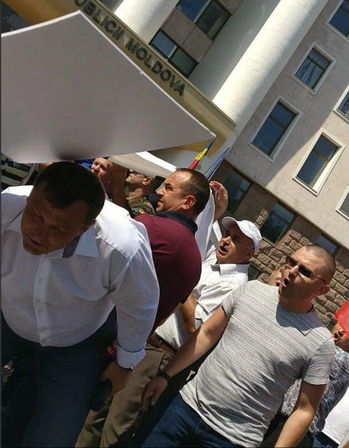 Năstase, HUIDUIT ŞI ALUNGAT de combatanţi, după ce a bruscat o doamnă și a încercat să smulgă microfonul de pe scenă (VIDEO)