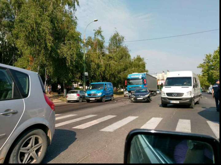 Mașină făcută zob după ce a oprit la o trecere de pietoni (GALERIE FOTO)