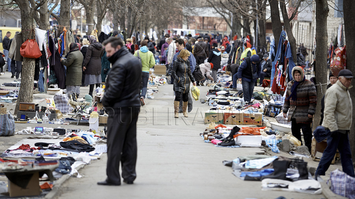 Autorităţile locale promit noi controale la bazarul de vechituri din Scuarul Gării. Comercianţii ilegali riscă amenzi