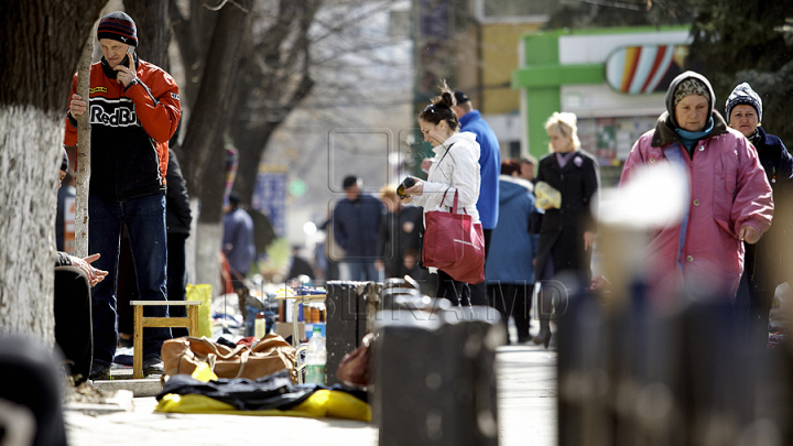 Autorităţile locale promit noi controale la bazarul de vechituri din Scuarul Gării. Comercianţii ilegali riscă amenzi