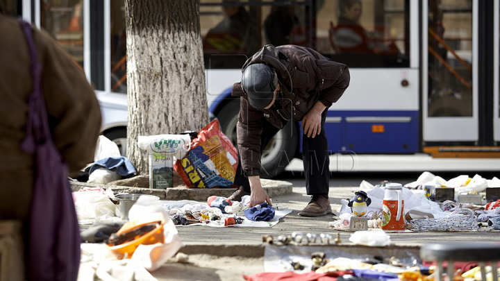 Autorităţile locale promit noi controale la bazarul de vechituri din Scuarul Gării. Comercianţii ilegali riscă amenzi