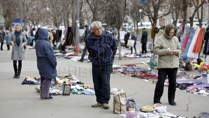 Autorităţile locale promit noi controale la bazarul de vechituri din Scuarul Gării. Comercianţii ilegali riscă amenzi