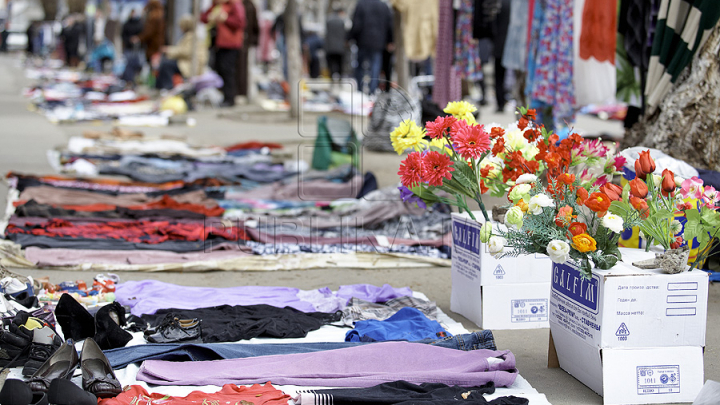 Autorităţile locale promit noi controale la bazarul de vechituri din Scuarul Gării. Comercianţii ilegali riscă amenzi