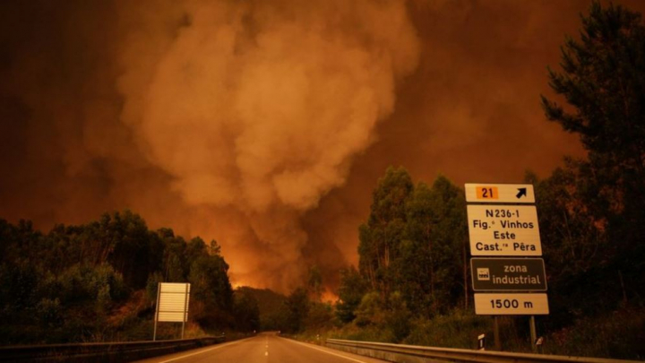 Incendiile de pădure s-au intensificat în centrul Portugaliei. Peste 2.000 de pompieri luptă cu flăcările