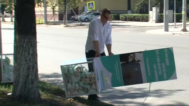 (FOTO) Boxe cu scutece pentru Andrei Năstase. Acțiunea i-a amuzat pe trecători. Unii au făcut poze