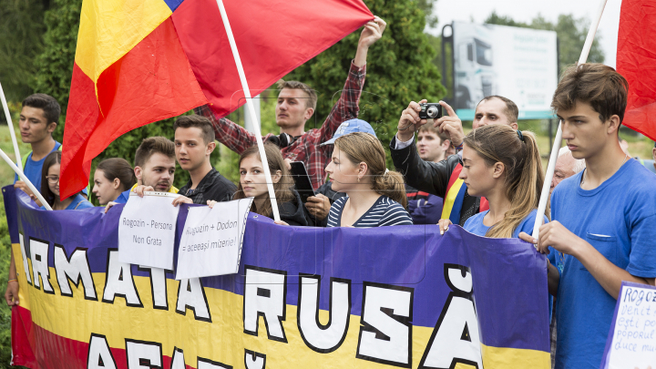 Vizita lui Rogozin la Chișinău, întâmpinată cu proteste: să vină în Moldova nu ca pe teritoriul lor 