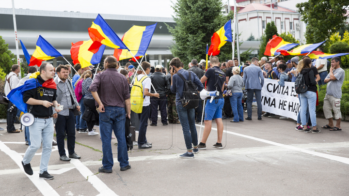 Vizita lui Rogozin la Chișinău, întâmpinată cu proteste: să vină în Moldova nu ca pe teritoriul lor 