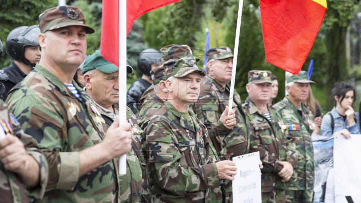 Vizita lui Rogozin la Chișinău, întâmpinată cu proteste: să vină în Moldova nu ca pe teritoriul lor 