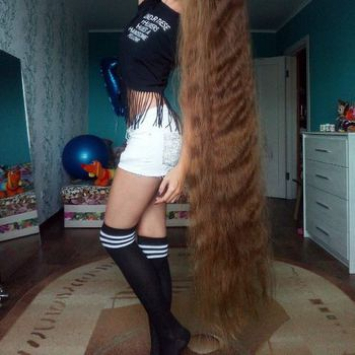 Incredibil! Rapunzel există în viața reală! O rusoaică are părul lung de peste 180 centimetri (FOTO)