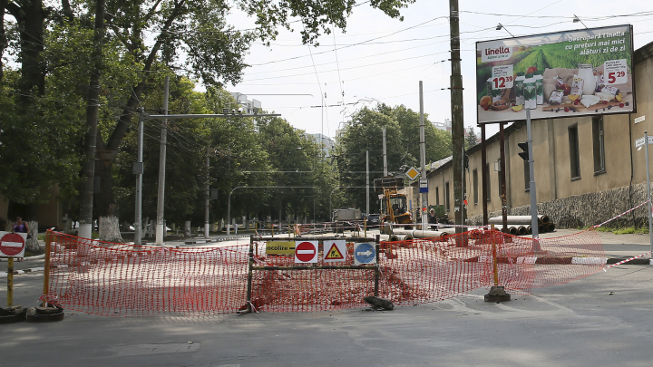 Haos pe strada Vasile Lupu. Zeci de șoferi au făcut cale întoarsă, alţii au sfidat regulile, circulând pe trotuar (FOTO) 