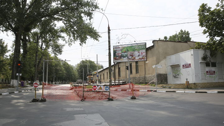 Haos pe strada Vasile Lupu. Zeci de șoferi au făcut cale întoarsă, alţii au sfidat regulile, circulând pe trotuar (FOTO) 